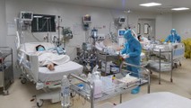 Điều trị cho bệnh nhân COVID-19 nặng tại Bệnh viện Bệnh nhiệt đới TP HCM. Ảnh: BVCC