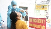 Cán bộ y tế lấy mẫu xét nghiệm tầm soát COVID-19 tại khu vực phong toả. Ảnh: Văn Tùng - Trung tâm Y tế Thành phố Thủ Đức