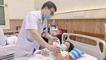 ThS.BS. Cao Đình Bằng khám lại cho chị H sau mổ. Ảnh - BVCC