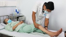 Một bệnh nhân bị sốt xuất huyết phải nhập viện điều trị. Ảnh: Ngọc Nga