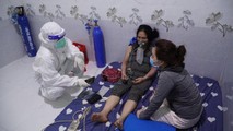 Hỗ trợ chăm sóc F0 tại nhà ở huyện Bình Chánh, TP HCM. Ảnh: Huế Xuân
