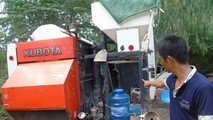 Thợ gặt Thành không nộp tiền “bảo kê” nên bị nhóm đối tượng tấn công và phá hỏng máy gặt lúa.