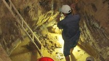 Một hầm chôn tập thể được phát hiện và đào sâu trong vườn nhà ông Phong. Ảnh: CTV