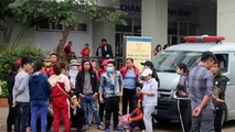 Người thân tập trung trước bệnh viện yêu cầu làm rõ nguyên nhân cái chết của sản phụ Nga.
