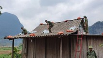 Lực lượng Bộ đội Biên phòng Quảng Bình giúp dân vùng biên giới gia cố nhà cửa chống bão số 13.