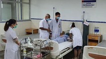 Các bác sĩ Bệnh viện Hữu nghị Việt Nam Cu Ba – Đồng Hới tiến hành điều trị truyền hóa chất cho bệnh nhân ung thư. Ảnh: Bắc Lê. 