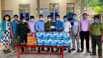 Báo PLVN cùng Linh Giang FC thăm, tặng quà các chốt kiểm soát Covid-19 tại Quảng Bình