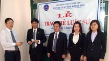 Trao Thẻ LS cho các LS mới gia nhập Đoàn LS tỉnh Khánh Hòa (Ảnh: liendoanluatsu.org.vn)