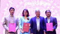 Bộ trưởng, Chủ nhiệm Ủy ban Dân tộc Đỗ Văn Chiến trao quyết định cho các cán bộ (Ảnh: VGP)
