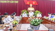 Bí thư Thành ủy Cần Thơ Trần Quốc Trung yêu cầu rà soát để có những chỉ đạo, điều hành sát với tình hình của dịch COVID-19. Ảnh: baocantho