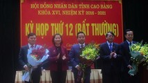 Lãnh đạo UBND tỉnh Cao Bằng tặng hoa chúc mừng các đồng chí được bầu là Phó Chủ tịch UBND tỉnh, Ủy viên UBND tỉnh Cao Bằng, nhiệm kỳ 2016-2021. Ảnh: TTXVN