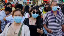 Người không đeo khẩu trang nơi công cộng bị phạt tiền tối đa đến 300.000 đồng. Ảnh: LSVN