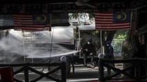 Nhân viên y tế của Tòa thị chính khử khuẩn xung quanh Nhà thờ Hồi giáo Sri Petaling ở Kuala Lumpur hôm 28/3. Ảnh: EPA-EFE