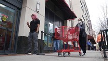 Người dân thực hiện đeo khẩu trang, xếp hàng bên ngoài siêu thị ở Arlington, Virginia ngày 4/4/2020. Ảnh: Xinhua