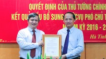 Chủ tịch UBND tỉnh Hà Tĩnh Trần Tiến Hưng trao quyết định và chúc mừng tân Phó Chủ tịch UBND tỉnh Nguyễn Hồng Lĩnh. Ảnh: VGP
