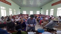 Chi trả tiền hỗ trợ người dân bị ảnh hưởng do dịch COvid-19 tại Thanh Hóa. Ảnh: Đức Thọ