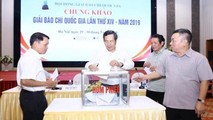 Thành viên Hội đồng giám khảo Giải Báo chí quốc gia lần thứ XIV - năm 2019 bỏ phiếu chấm điểm các tác phẩm báo chí. Ảnh: hanoimoi.com.vn