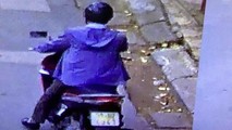 Đối tượng lạ mặt dụ dỗ nam sinh trước các cổng trường ghi được qua camera an ninh.
