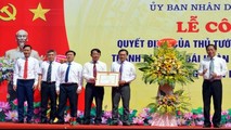 Thừa ủy quyền của Thủ tướng Chính phủ, lãnh đạo tỉnh Yên Bái trao Quyết định công nhận TP Yên Bái hoàn thành nhiệm vụ xây dựng nông thôn mới năm 2019. Ảnh: Báo Yên Bái