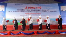 Thứ trưởng Bộ GTVT Nguyễn Nhật phát lệnh động thổ cụm công trình. Ảnh: VGP/Phan Trang.