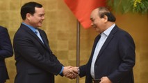 Thủ tướng Nguyễn Xuân Phúc và Chủ tịch Tổng LĐLĐ Việt Nam Nguyễn Đình Khang. Ảnh: VGP/Quang Hiếu