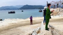 Lực lượng chức năng tại hiện trường khu vực nơi doanh nghiệp đổ trộm đất đá xuống vịnh Bái Tử Long. Ảnh: TTXVN
