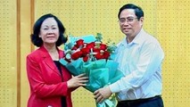 Thủ tướng Chính phủ Phạm Minh Chính tặng hoa chúc mừng tân Trưởng Ban Tổ chức Trung ương Trương Thị Mai.