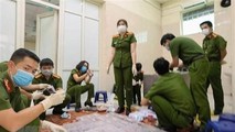 Lực lượng Công an khám xét, kiểm đếm để làm rõ vụ việc. (Ảnh: TTXVN phát)