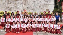 Chủ tịch nước Nguyễn Xuân Phúc cùng các cháu thiếu nhi tại Khu Di tích lịch sử Quốc gia đặc biệt Đền Hùng, tỉnh Phú sáng 21/4/2021 (10/3 Tân Sửu). Ảnh: TTXVN