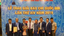 Bộ trưởng Bộ Tư pháp Lê Thành Long chúc mừng nhóm tác giả của báo Pháp luật Việt Nam đạt Giải B, Giải báo chí Quốc gia năm 2019