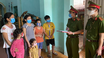 Lực lượng công an tăng cường tuyền truyền công tác phòng chống bạo lực, xâm hại trẻ em.