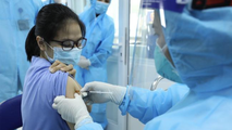Tiêm vaccine phòng COVID-19 cho nhân viên y tế của Bệnh viện Bệnh Nhiệt đới Trung ương cơ sở 2 (Hà Nội), sáng 8/3. Ảnh: TTXVN