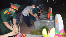 Dâng hương, thắp nến tri ân các anh hùng liệt sỹ nhân kỷ niệm 74 năm Ngày Thương binh - Liệt sỹ