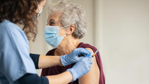 Một số nước đã bắt đầu tiêm mũi vaccine tăng cường cho người trên 60 tuổi. Ảnh: healthcare.utah.edu