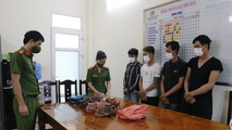 04 nghi phạm cùng tang vật tại cơ quan điều tra.