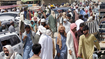 Những người đến từ Afghanistan tập trung tại trạm kiểm soát qua Cổng Hữu nghị ở thị trấn biên giới Pakistan-Afghanistan của Chaman, Pakistan ngày 27/8/2021.