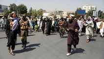 Lính Taliban đứng trước người biểu tình trong cuộc biểu tình chống Pakistan ở Kabul, Afghanistan, ngày 7/9/2021. Ảnh: WANA (Thông tấn xã Tây Á) thông qua Reuters