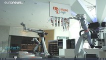 "Nhân viên" robot tại quán cafe Robo tại thành phố lễ hội của Dubai.