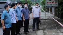 Bí thư Tỉnh ủy Thanh Hóa Đỗ Trọng Hưng trực tiếp chỉ đạo công tác truy vết, khoanh vùng, khống chế dịch ở huyện Quảng Xương. Ảnh: Báo Thanh Hóa