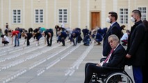 Tổng thống Séc Milos Zeman đang phải ngồi xe lăn. Ảnh: REUTERS