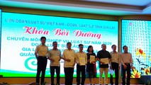 Trao giấy chứng nhận cho 160 Luật sư 6 tỉnh Miền trung và Tây Nguyên