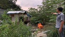 Ông Nguyễn Tấn Trung chỉ vào diện tích đất của gia đình ông bị thu hồi với mức giá bồi thường thấp hơn giá thị trường.