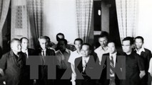 Tổng thống Dương Văn Minh và nội các chính quyền Sài Gòn đầu hàng quân giải phóng ngày 30/4/1975. (Ảnh tư liệu: TTXVN)