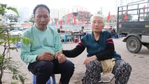 Cuộc sống khốn khổ giữa lòng Thủ đô: Mẹ già 76 tuổi nuôi con trai điên dại