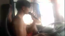 Tài xế 'ngất ngây' hát karaoke trong lúc lái xe