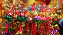 Phố Hàng Mã rực rỡ sắc màu đồ trang trí Tết