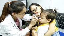 Bác sĩ Bệnh viện Mắt Hà Nội 2 khám cho các bệnh nhi Tuyên Quang.