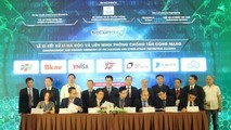 Đại diện Trung tâm Giám sát an toàn không gian mạng quốc gia (Cục An toàn thông tin), Hiệp hội An toàn thông tin Việt Nam và 5 thành viên sáng lập Liên minh “Xử lý mã độc và phòng, chống tấn công mạng” ký kết thỏa thuận hợp tác.