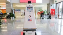 Một robot di động thông minh, có chức năng nhận dạng khuôn mặt và sàng lọc nhiệt độ, đang “tuần tra” tại một trung tâm dịch vụ hành chính ở Tô Châu (tỉnh Giang Tô, Trung Quốc).