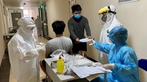 Các bác sỹ đang lấy mẫu bệnh phẩm trong khu cách ly.